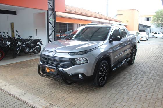 FIAT TORO 2.0 16V TURBO DIESEL ULTRA 4WD AT9 FIAT TORO 2.0 16V TURBO DIESEL ULTRA 4WD AT9